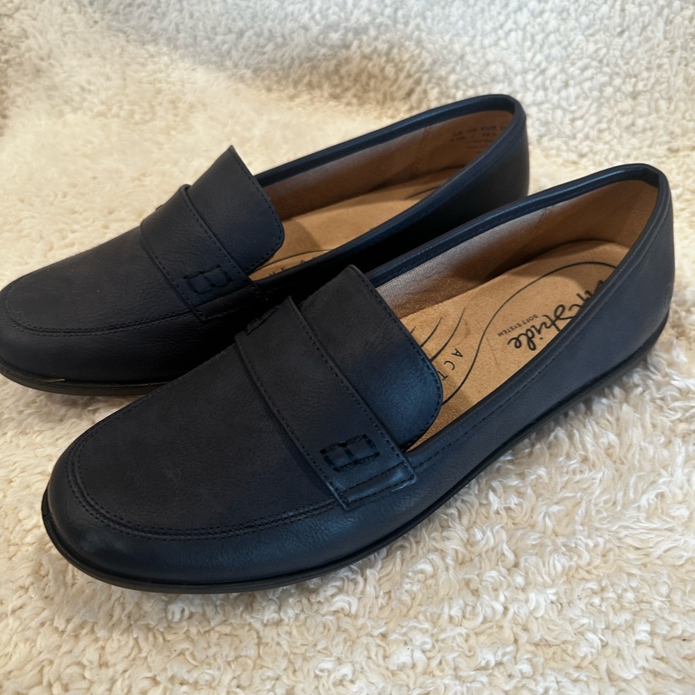 Life Stride Black Flats with Classic Loafer Design
